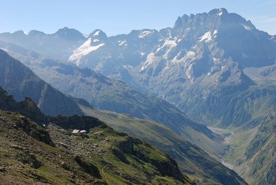 Vue depuis le refuge du pigeonnier sur le Chabournéou et le Sirac