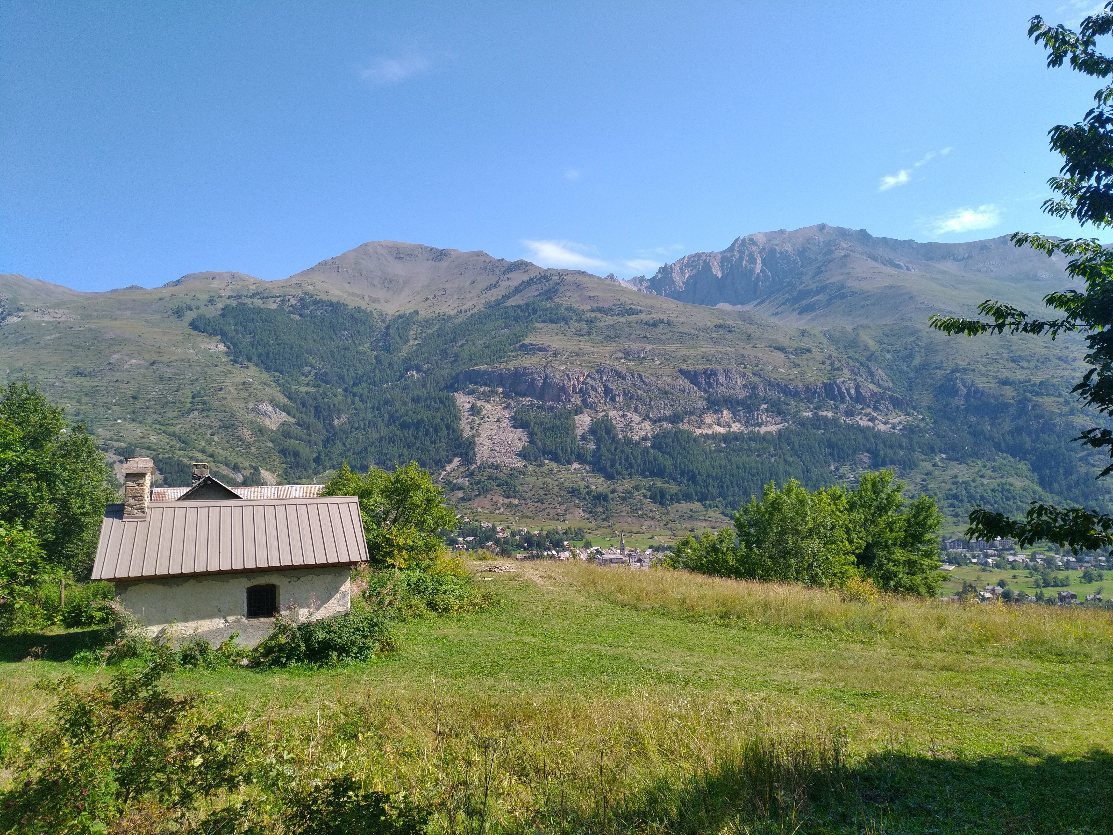 La Chapelle de Charvet perchée au dessus du Monetier-les-Bains