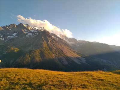 Coucher de soleil sur les sommets enneigés