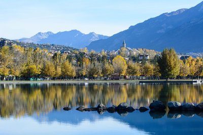 plan d'eau d'Embrun matin d'automne, ville d'Embrun