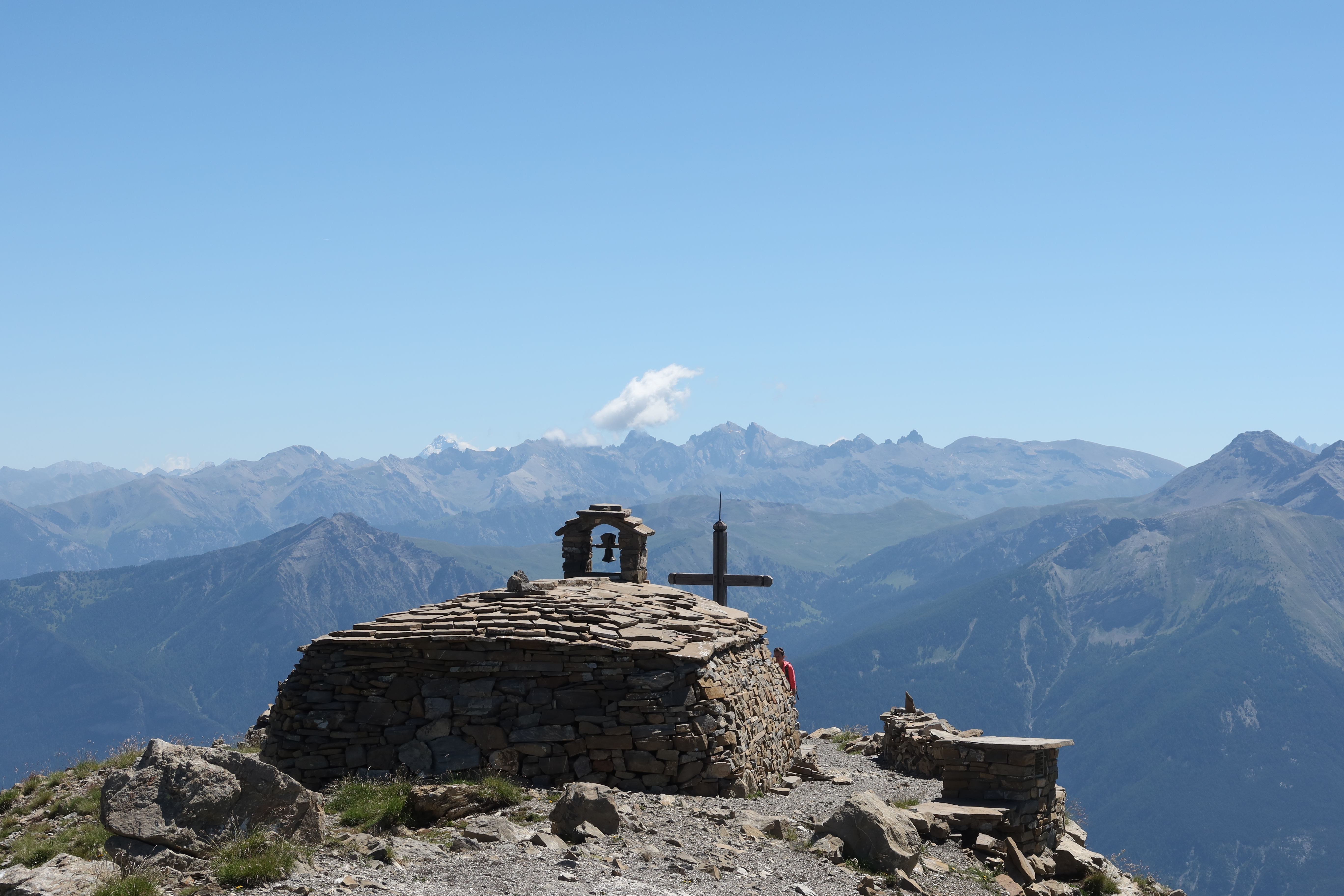 Chapelle du Mont Guillaume et les hauts sommets du Queyras