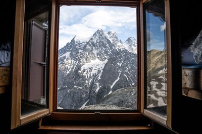 Vue sur le Pelvoux depuis le refuge du glacier Blanc