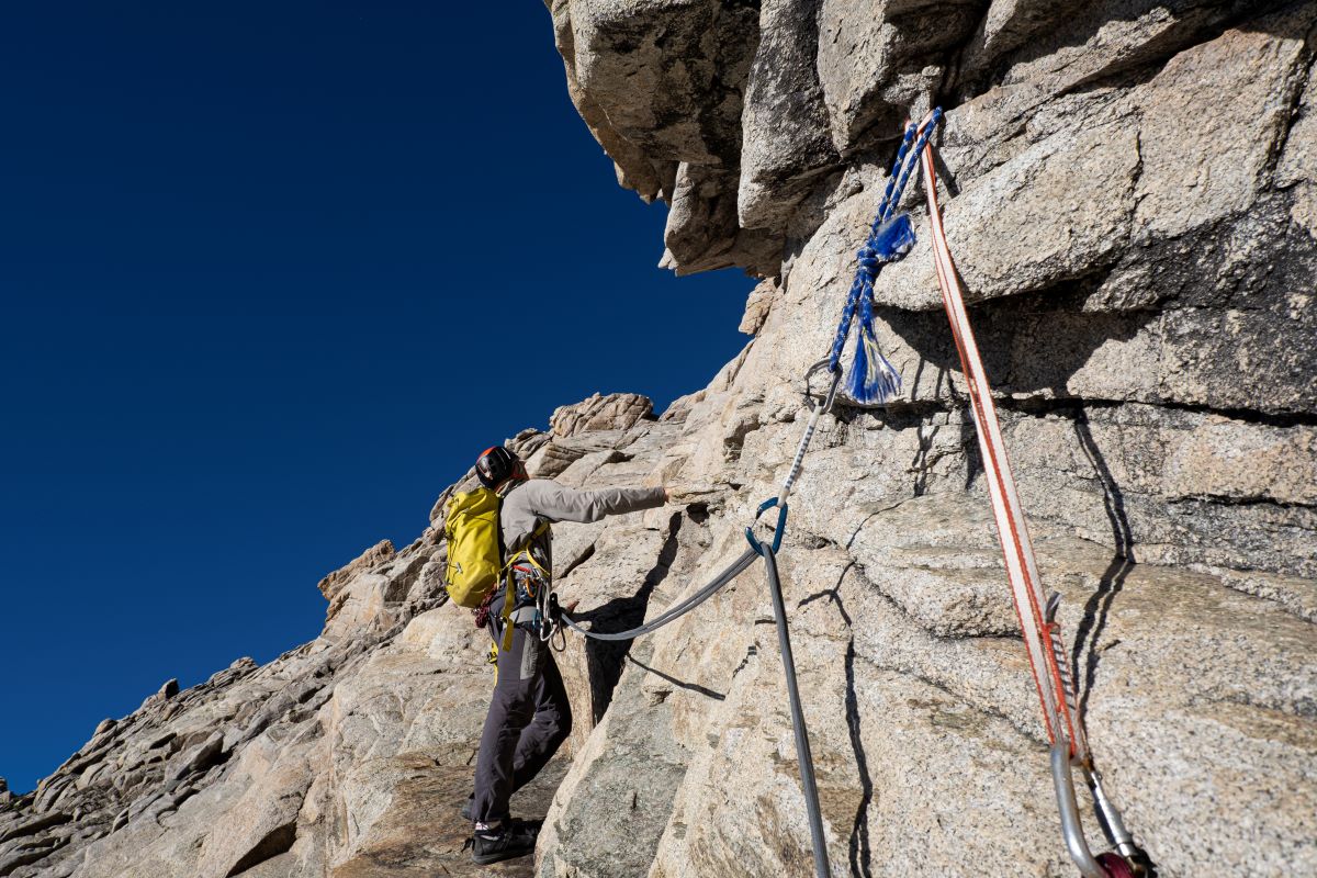 Grimpeur sur l'arête sud du pic nord des Cavales