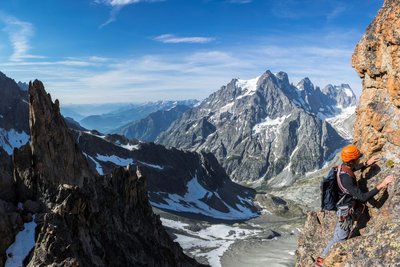 Alpiniste observant la flore sur l'arête des Cinéastes