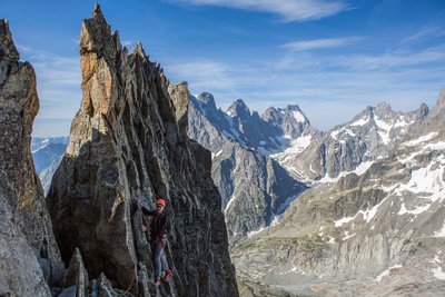 Alpiniste sur l'arête des Cinéastes