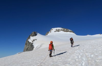 Une cordée monte en direction des Rouies