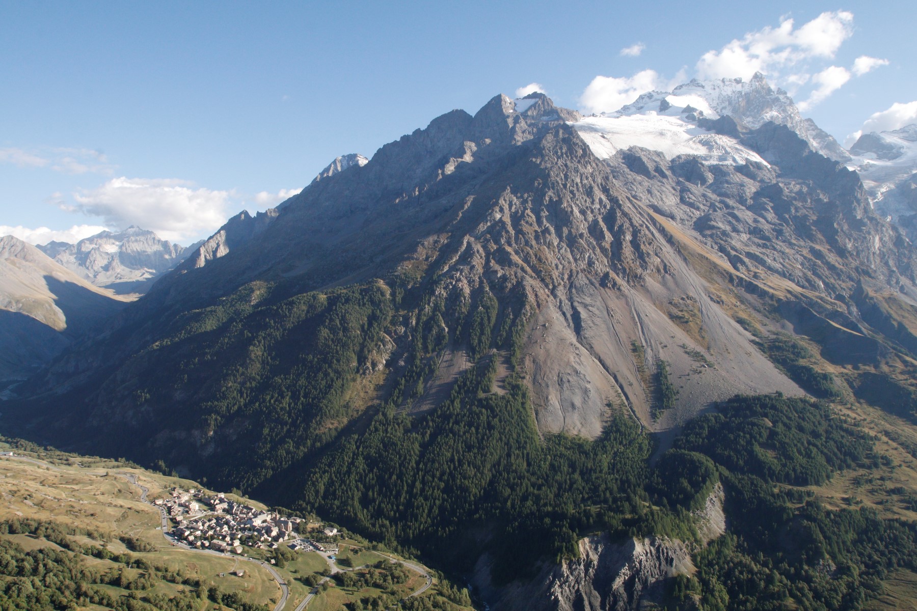 Villar d'arène et la Meije depuis le sommet de l'Aiguillon