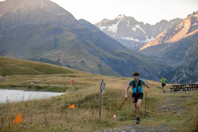 Coureur au lac du pontet pendant le Trail de la Meije